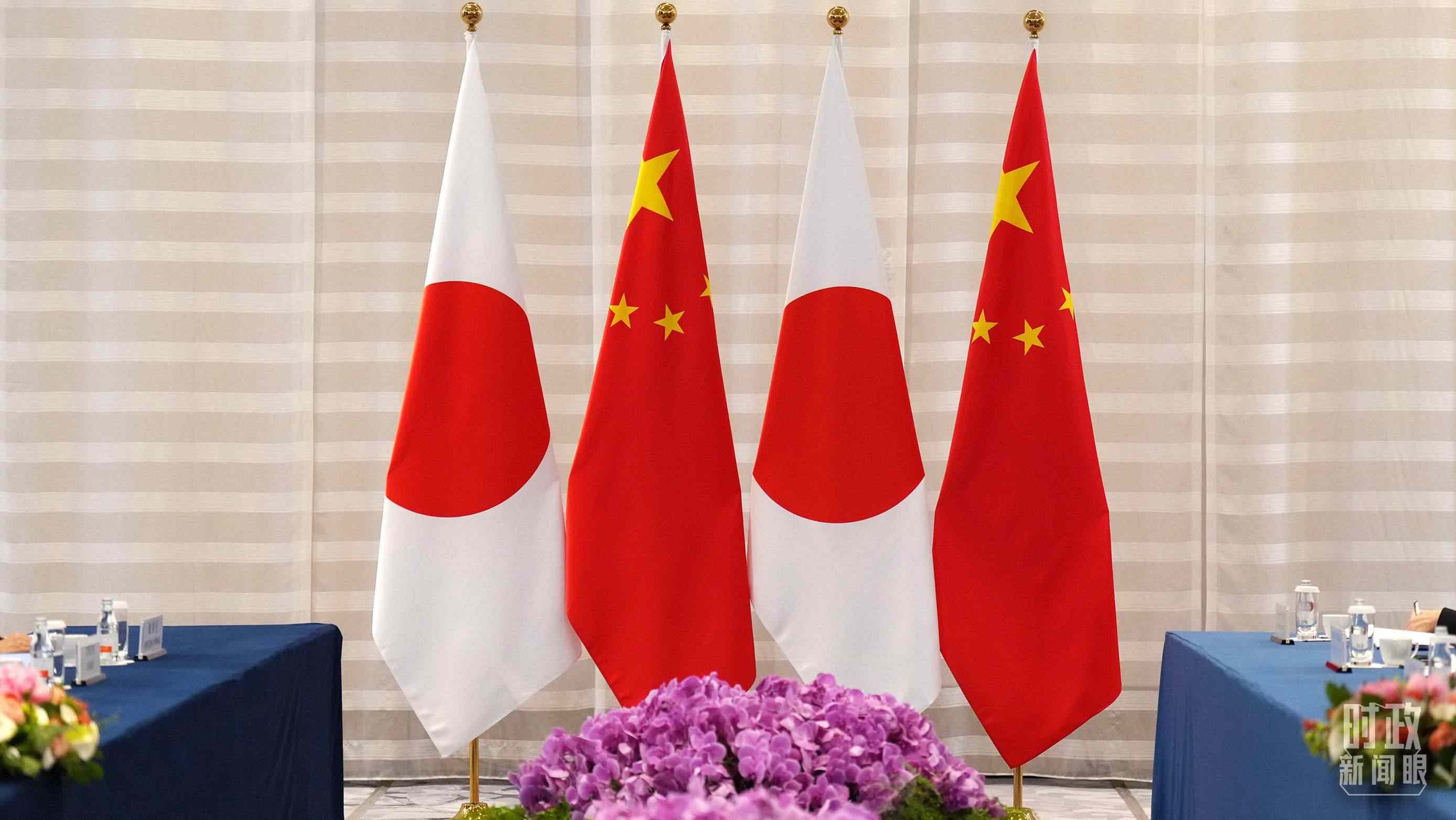 △會(huì)談現(xiàn)場(chǎng)的中日兩國(guó)國(guó)旗。（總臺(tái)國(guó)廣記者李晉拍攝）
