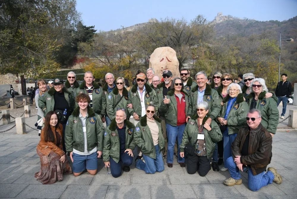 △2023年10月29日，飛虎隊老兵莫耶一行人在北京八達(dá)嶺長城合影留念。