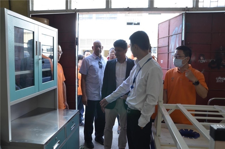 喬治敦公立醫(yī)院執(zhí)行院長(zhǎng)接收捐贈(zèng)物資。第十九期中國(guó)援圭亞那醫(yī)療隊(duì)供圖