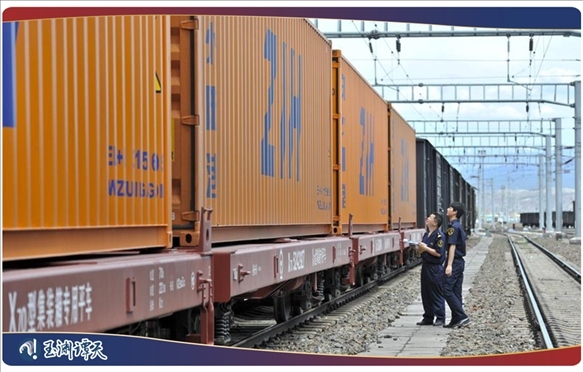 ｜｜新疆阿拉山口，中歐班列從這里經(jīng)過(guò)