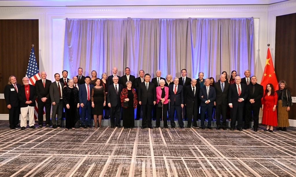 當(dāng)?shù)貢r(shí)間11月15日晚，國(guó)家主席習(xí)近平在美國(guó)舊金山出席美國(guó)友好團(tuán)體聯(lián)合舉行的歡迎宴會(huì)。這是宴會(huì)開(kāi)始前，習(xí)近平會(huì)見(jiàn)飛虎隊(duì)和史迪威將軍后人、鼓嶺、艾奧瓦州、華盛頓州等方面友好人士代表，同他們親切交談并合影留念。