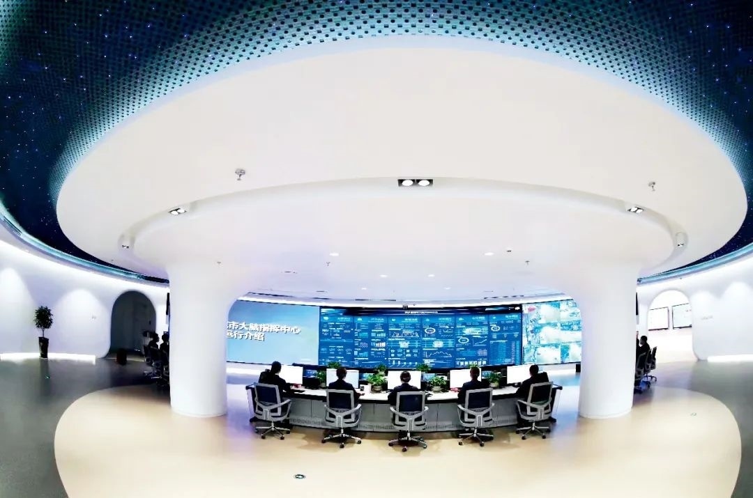 2021年2月2日，江西省撫州市東鄉(xiāng)區(qū)城市大腦指揮中心，工作人員通過(guò)城市大腦指揮平臺(tái)實(shí)時(shí)監(jiān)控、抓取、分析相關(guān)案件。