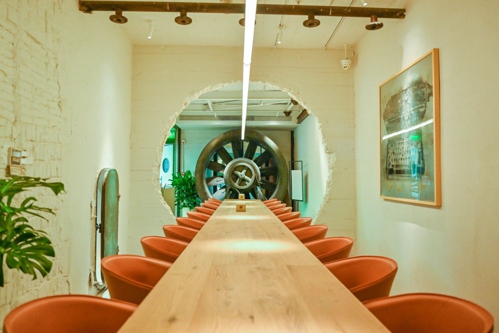 “絲聯(lián)166”園區(qū)內(nèi)保留工業(yè)遺存的咖啡館。（受訪者供圖）