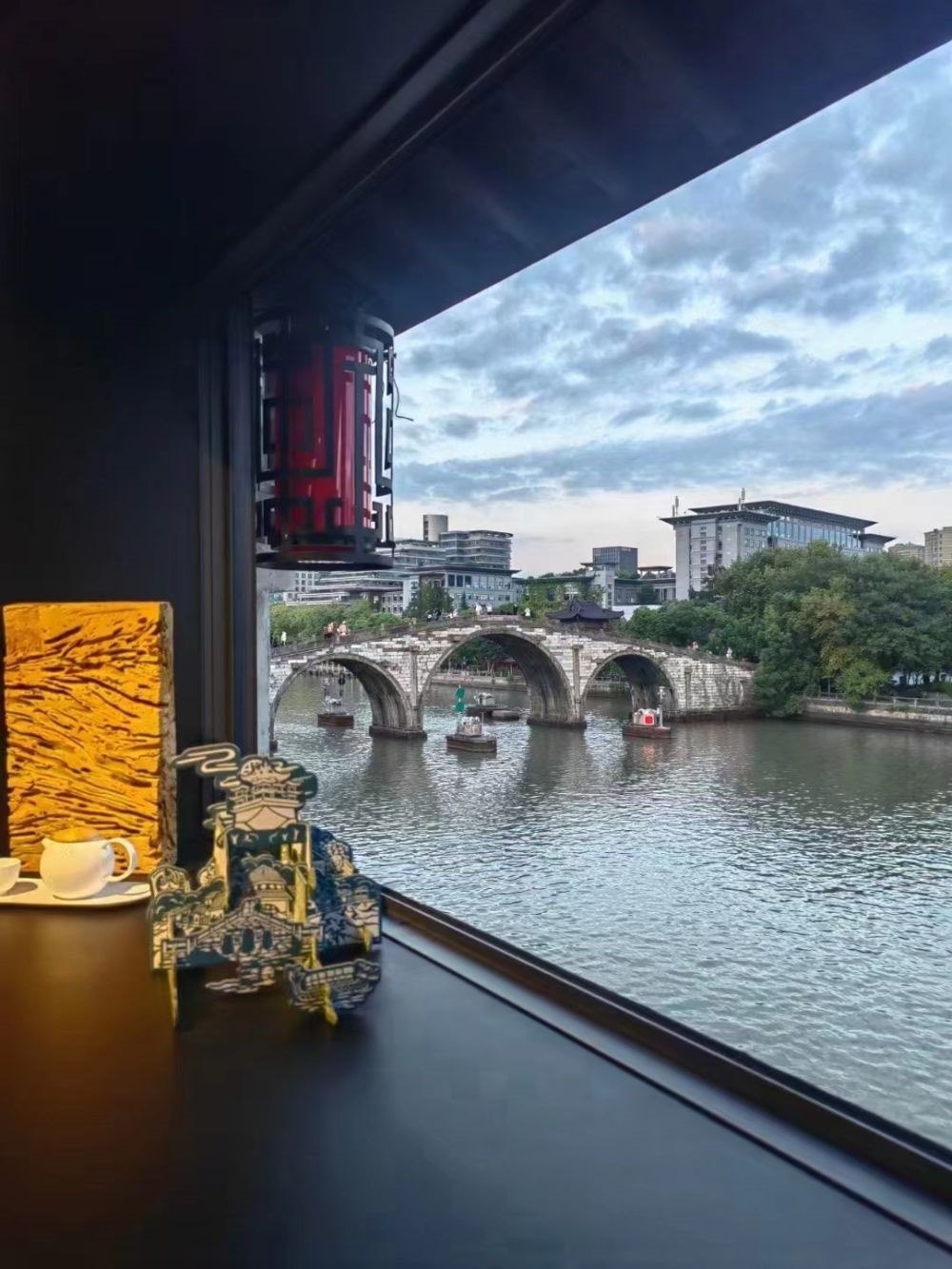 文創(chuàng)產(chǎn)品與拱宸橋。（受訪者供圖）