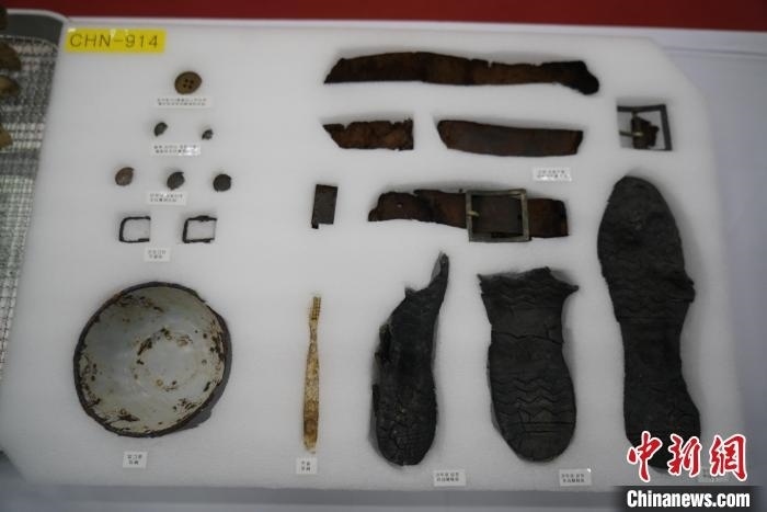 當(dāng)?shù)貢r(shí)間11月22日上午，第十批在韓中國(guó)人民志愿軍烈士遺骸裝殮儀式在韓國(guó)舉行。圖為裝殮儀式現(xiàn)場(chǎng)拍攝的部分志愿軍烈士遺物。中新社記者劉旭 攝