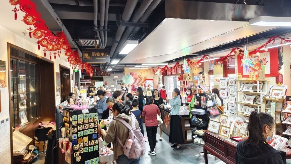 游客在天津市西青區(qū)楊柳青民俗文化館游覽。（新華社記者宋瑞 攝）