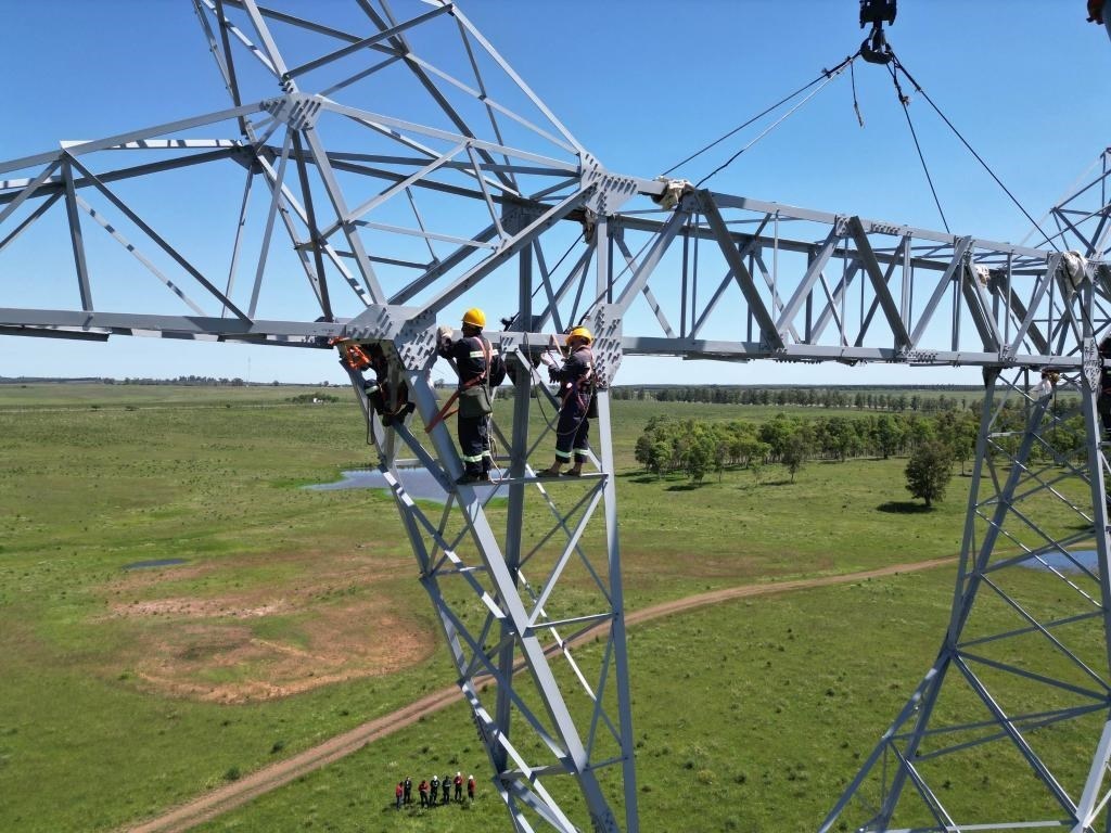 這是2023年11月15日拍攝的位于烏拉圭派桑杜省烏拉圭500千伏輸變電環(huán)網(wǎng)閉合項(xiàng)目施工現(xiàn)場(chǎng)。