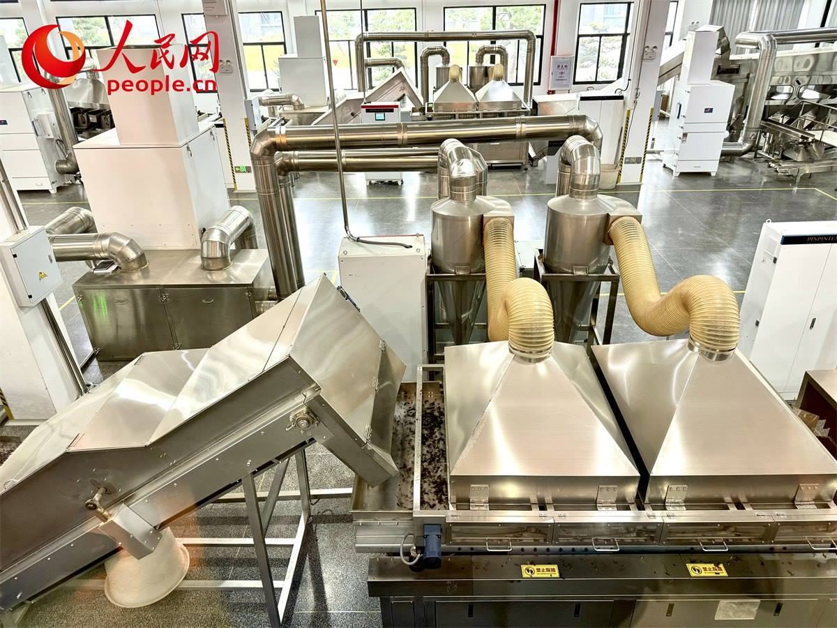 品品香白茶精制自動化生產(chǎn)廠房。人民網(wǎng)記者 劉微攝