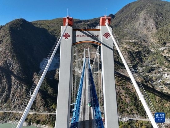 11月25日，列車(chē)通過(guò)麗香鐵路金沙江特大橋（無(wú)人機(jī)照片）。