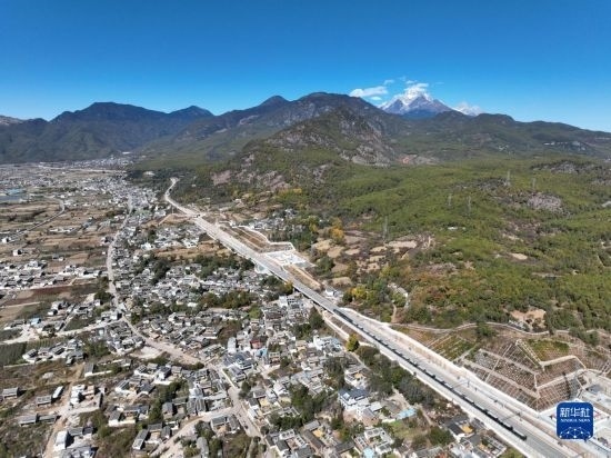 11月25日在麗江市境內(nèi)拍攝的即將開(kāi)通的麗香鐵路（無(wú)人機(jī)照片）。