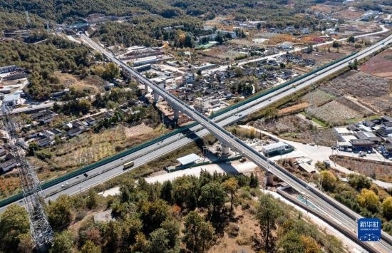 11月25日在麗江市境內(nèi)拍攝的即將開(kāi)通的麗香鐵路（無(wú)人機(jī)照片）。
