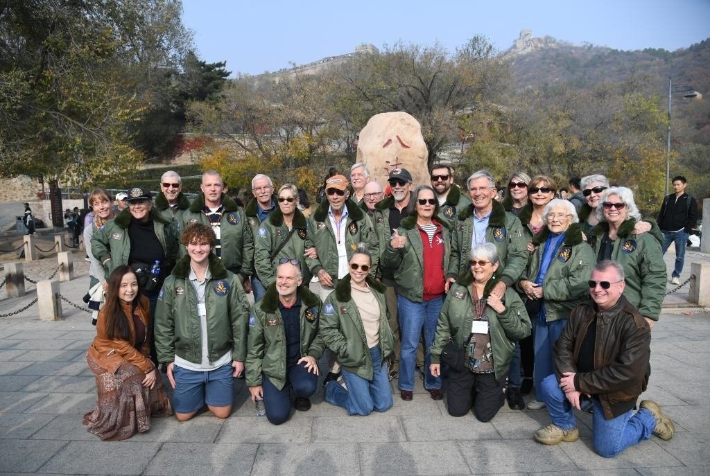 10月29日，飛虎隊老兵莫耶一行人在北京八達嶺長城合影留念。當(dāng)日，美中航空遺產(chǎn)基金會訪華代表團成員陸續(xù)抵達北京。新華社記者任超攝