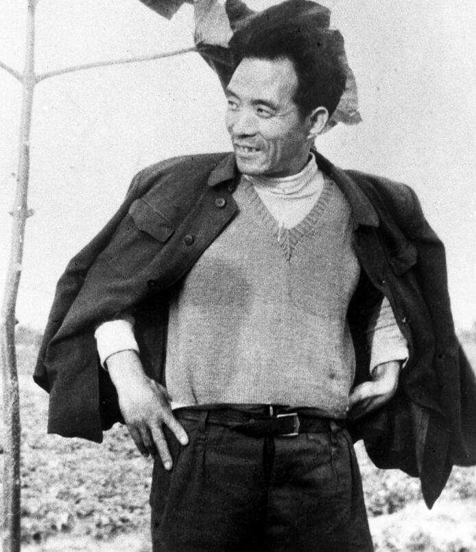 這是焦裕祿當(dāng)年滿懷豪情地在泡桐樹前留影。新華社發(fā)（1990年5月10日發(fā)）