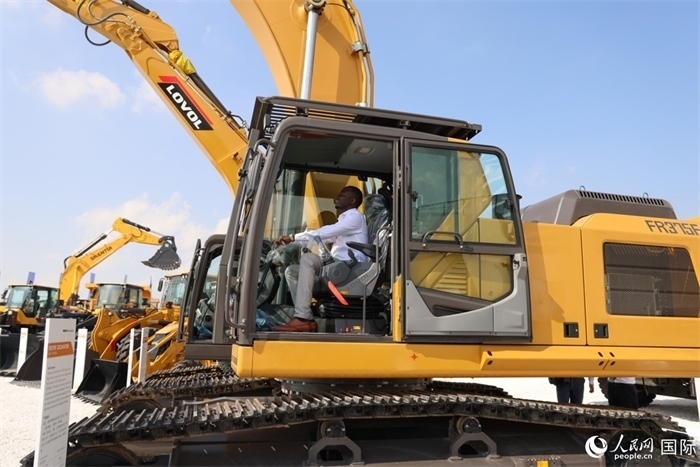 嘉賓參觀體驗(yàn)山東重工產(chǎn)品。人民網(wǎng)記者 任皓宇攝