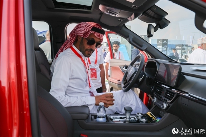 嘉賓參觀體驗(yàn)山東重工產(chǎn)品。人民網(wǎng)記者 任皓宇攝