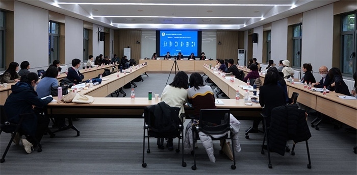 “區(qū)域國(guó)別學(xué)視角下的日語(yǔ)學(xué)科建設(shè)”圓桌論壇現(xiàn)場(chǎng)。主辦方供圖