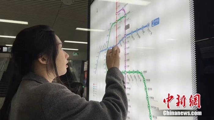 李佳夢正在坐地鐵。呂盛楠 攝