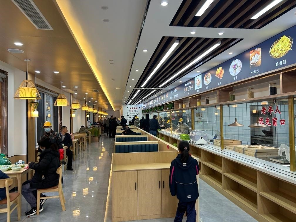 位于安徽合肥市瑤海區(qū)和平路街道綠苑社區(qū)的社區(qū)老年大食堂。（綠苑社區(qū)供圖）