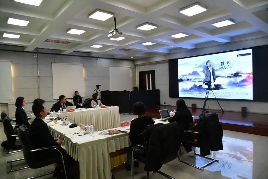 與會嘉賓觀看由美洲中心策劃制作的“一帶一路”主題視頻節(jié)目《習(xí)語用典——大道不孤 眾行致遠(yuǎn)》。