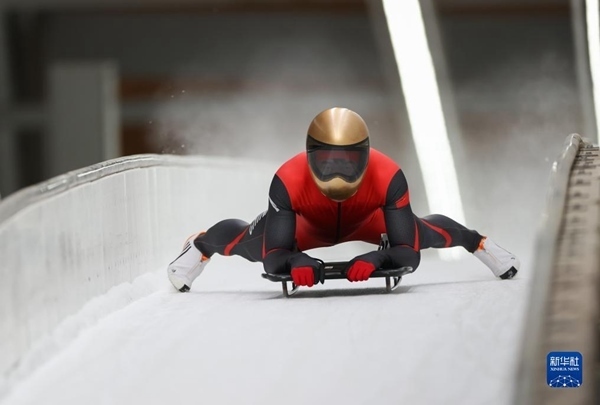 11月25日，天津隊選手閆文港在比賽中抵達終點。新華社記者 王楷焱 攝