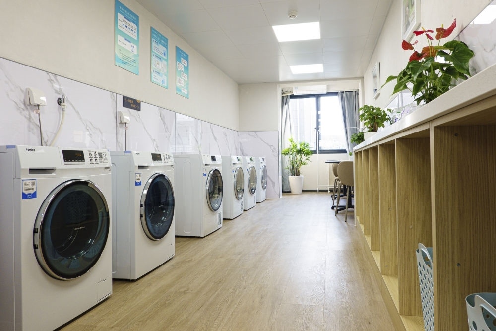 閔行區(qū)新時(shí)代城市建設(shè)者管理者之家的共享廚房和共享洗衣房。