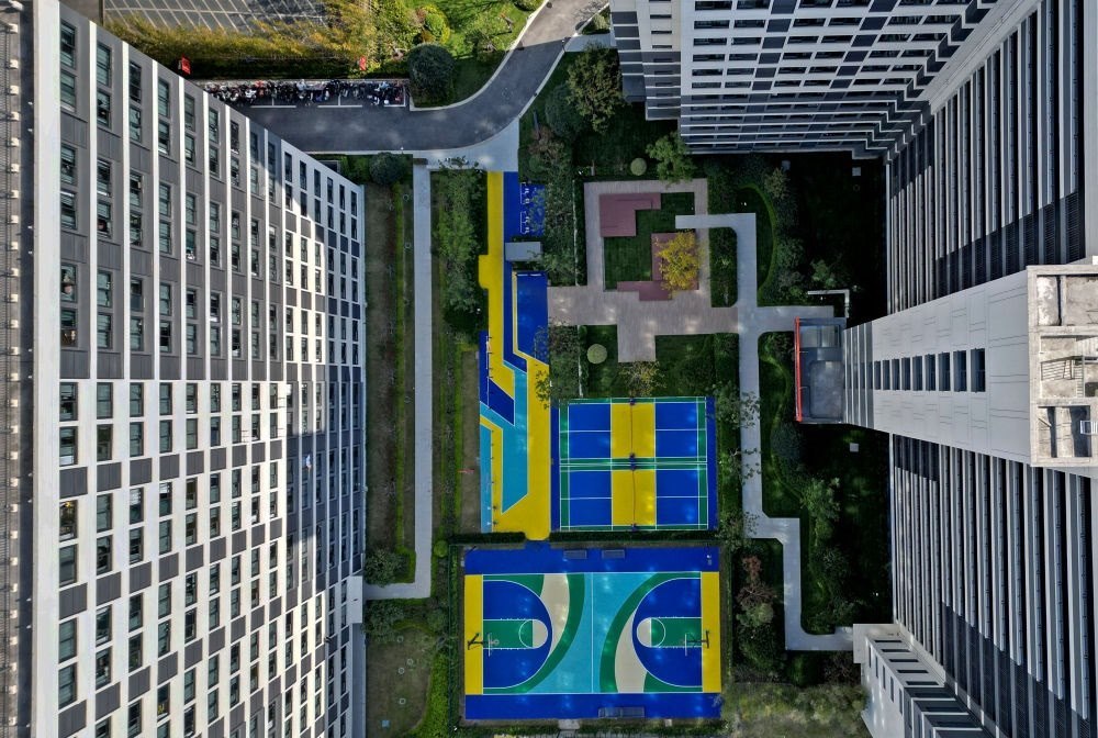 社區(qū)內(nèi)的運(yùn)動(dòng)場地設(shè)施（無人機(jī)照片）。