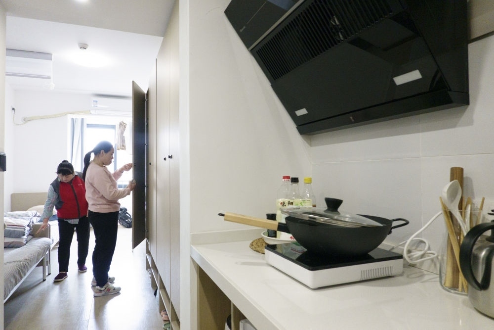 住戶在閔行區(qū)新時(shí)代城市建設(shè)者管理者之家收拾房間。