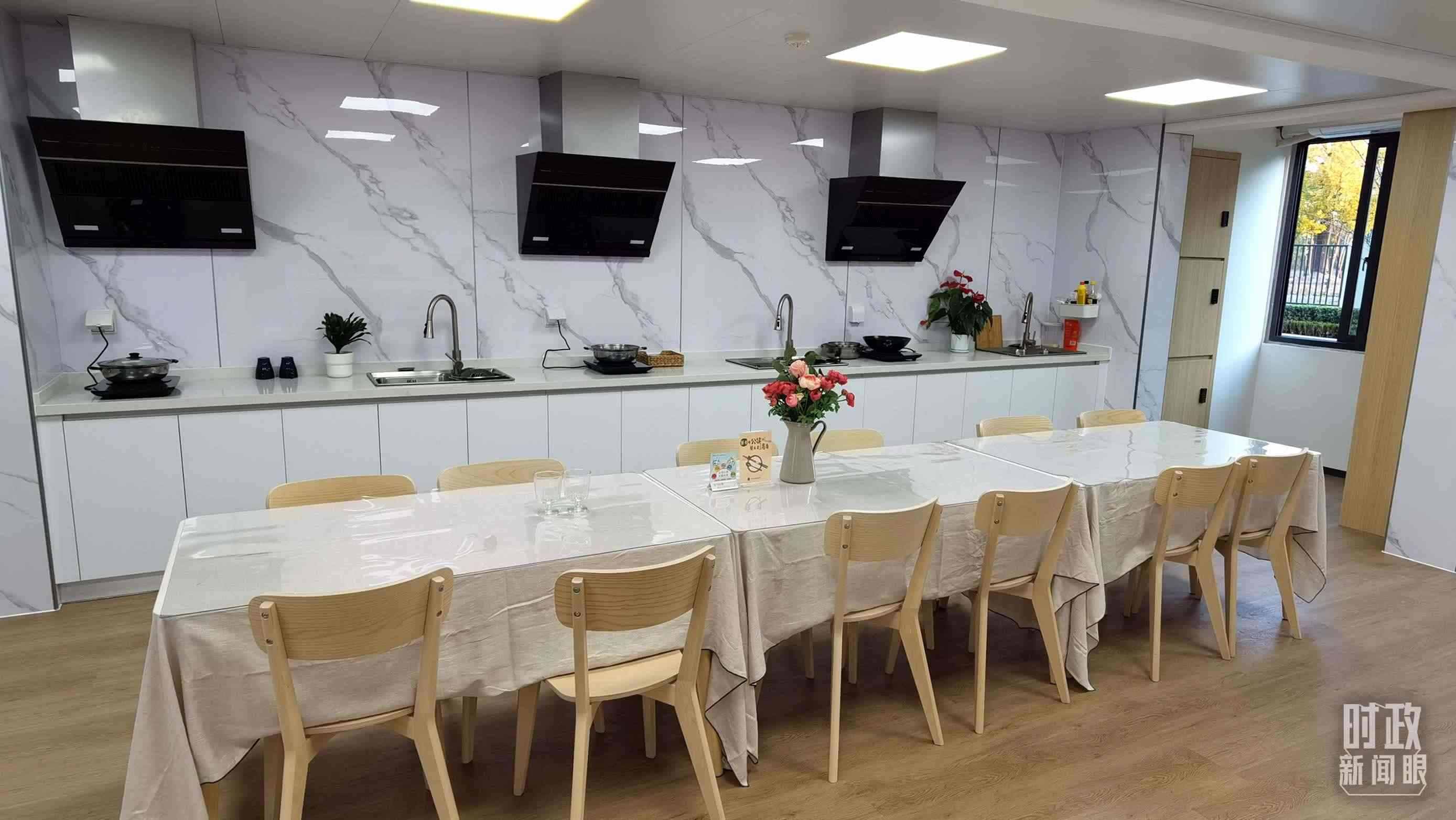 △閔行區(qū)新時代城市建設者管理者之家內的共享廚房。（總臺央視記者郭鴻拍攝）