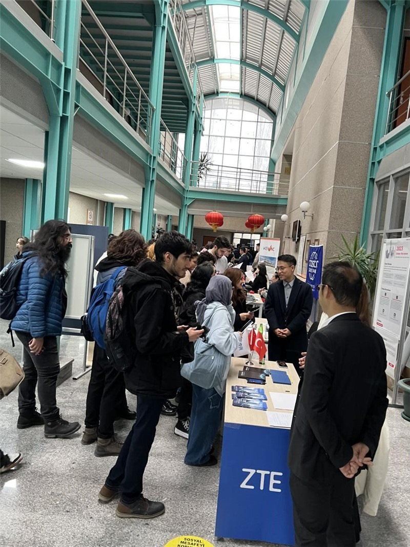 土耳其大學(xué)生在中企展臺(tái)交流。主辦方供圖