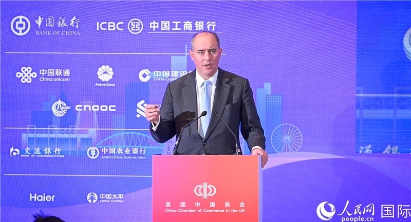 英國商業(yè)貿(mào)易部國務(wù)大臣（投資大臣）多米尼克·約翰遜與會(huì)。人民網(wǎng) 郭錦標(biāo)攝