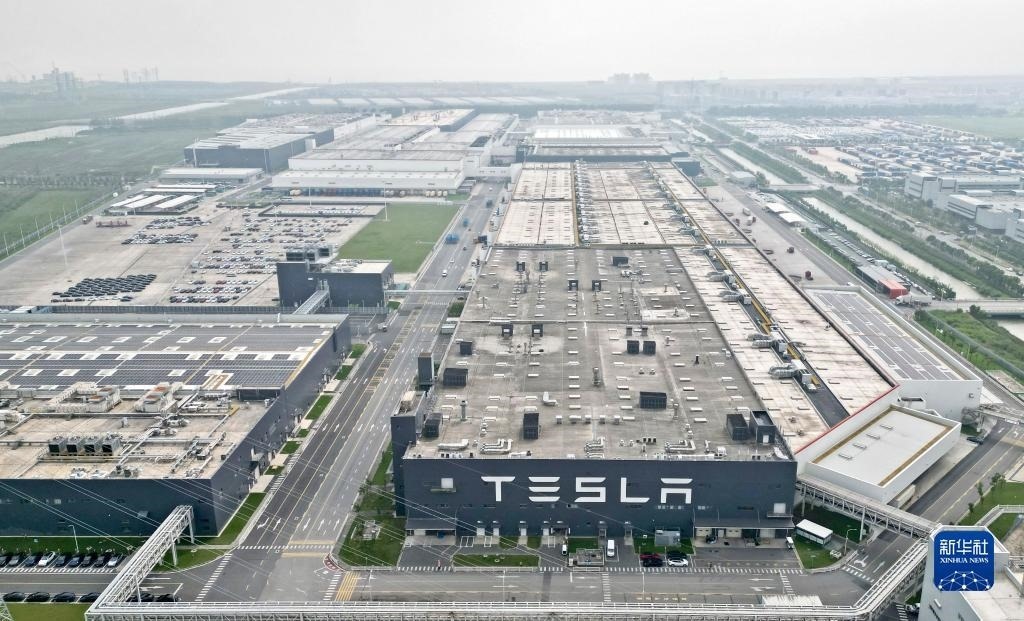 這是在中國（上海）自由貿(mào)易試驗(yàn)區(qū)臨港新片區(qū)拍攝的特斯拉上海超級工廠（2023年9月26日攝，無人機(jī)照片）。新華社記者 劉穎 攝