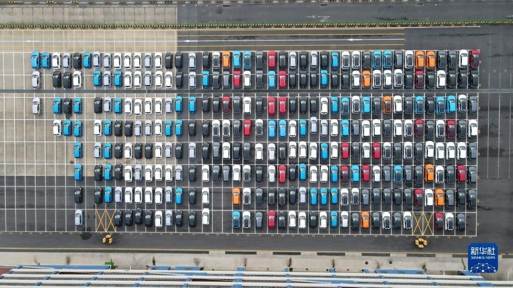 這是2023年7月9日在上海外高橋海通汽車碼頭拍攝的等待裝船運(yùn)往澳大利亞的上汽MG品牌汽車和新能源車（無人機(jī)照片）。新華社記者 方喆 攝