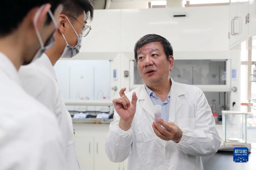 中國科學(xué)院院士、國家自然科學(xué)獎一等獎得主趙東元在復(fù)旦大學(xué)實(shí)驗(yàn)室里指導(dǎo)學(xué)生（2023年9月2日攝）。新華社記者 劉穎 攝