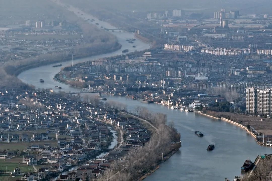 2月16日，貨船行駛在京杭大運(yùn)河江蘇寶應(yīng)段。新華社發(fā)（沈冬兵攝）