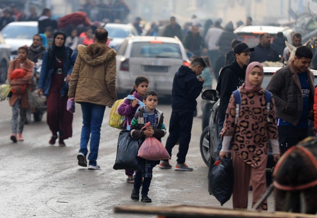 12月1日，在加沙地帶南部城市汗尤尼斯，人們在以軍恢復軍事行動后逃離家園。新華社發(fā)（亞西爾·庫迪攝）