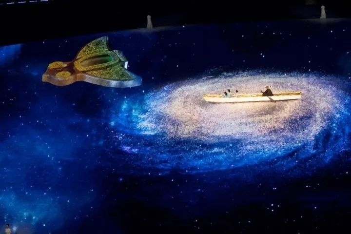 杭州第4屆亞殘運(yùn)會(huì)閉幕式上，吉祥物飛飛幻化回良渚玉鳥的模樣，盤旋于夜色之中。記者 倪雁強(qiáng) 董旭明 攝