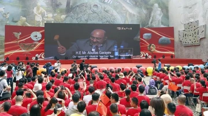 2019年7月6日，杭州市民揮舞國(guó)旗慶祝良渚古城遺址獲準(zhǔn)列入世界遺產(chǎn)名錄。記者 吳煌 倪雁強(qiáng) 攝