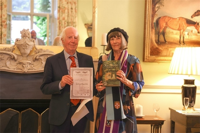 艾倫·麥克法蘭教授為漢密爾頓頒發(fā)文學(xué)類終身成就獎(jiǎng)。雨珊攝