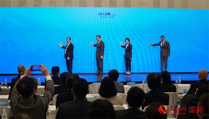 嘉賓共同啟動“何以文明”日本特展體驗暨2024年總臺春晚宣介區(qū)。人民網 蔣曉辰攝