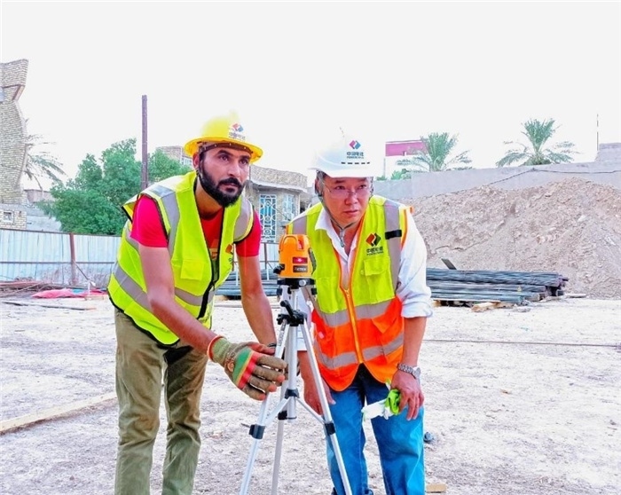 中伊工人在施工中。中國電建供圖
