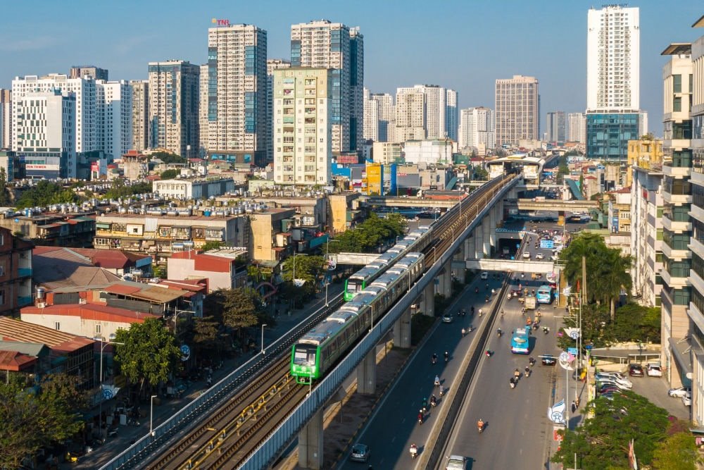 2021年12月1日，在越南首都河內(nèi)，列車在吉靈-河?xùn)|輕軌線上行駛。新華社發(fā)（中鐵六局河內(nèi)輕軌項(xiàng)目部供圖）