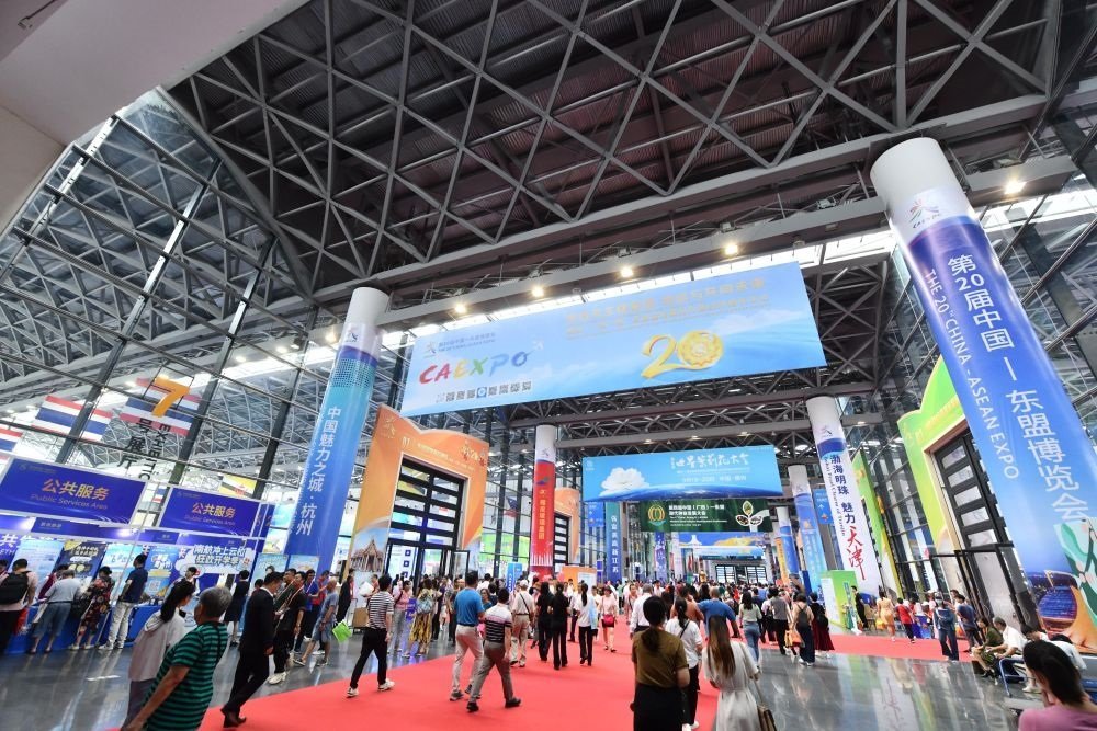 2023年9月18日，參觀者在第二十屆中國(guó)—東盟博覽會(huì)東盟商品展區(qū)選購(gòu)商品。新華社記者 黃孝邦 攝