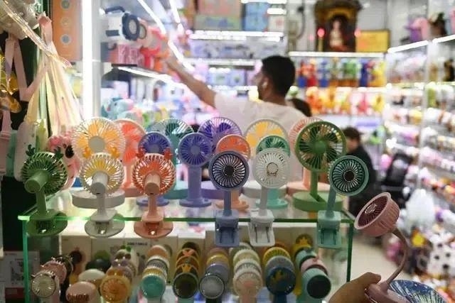 △近期，客商在浙江義烏國(guó)際商貿(mào)城采購(gòu)商品。