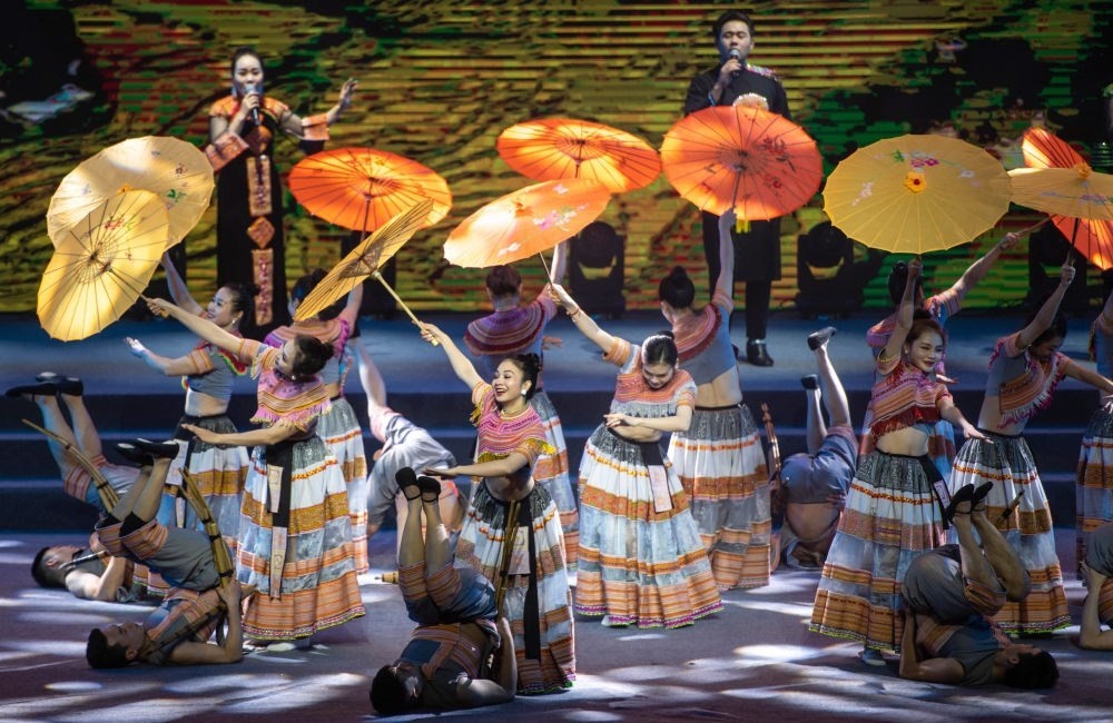 2023年1月18日，以“同心筑厚誼 攜手共發(fā)展”為主題的2023年中越跨國(guó)春節(jié)聯(lián)歡晚會(huì)在云南省紅河哈尼族彝族自治州河口瑤族自治縣舉行，越南老街省民族藝術(shù)歌舞團(tuán)的演員在晚會(huì)上表演歌舞《漂浮在云端的節(jié)日》。新華社記者 胡超 攝