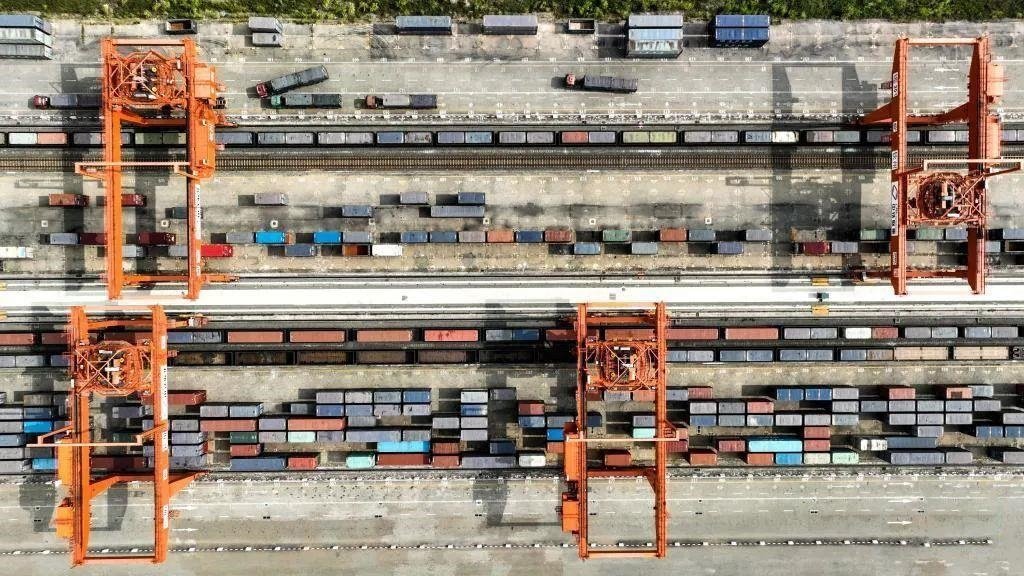 △2023年11月12日，火車在廣西欽州港碼頭裝運(yùn)集裝箱。