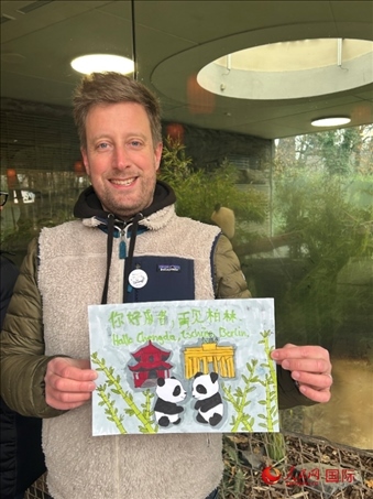 特別從法國(guó)趕來(lái)送別“夢(mèng)想”“夢(mèng)圓”的專業(yè)級(jí)熊貓粉絲 Pouille先生和此次征集的兒童作品。人民網(wǎng)記者 徐馨攝