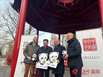 中國(guó)文化中心組織的主題活動(dòng)現(xiàn)場(chǎng)。從左至右依次為柏林動(dòng)物園園長(zhǎng)克尼里姆、中國(guó)駐德國(guó)大使吳懇、柏林市長(zhǎng)韋格納、柏林動(dòng)物園監(jiān)事會(huì)主席布魯克曼。人民網(wǎng)記者 徐馨攝