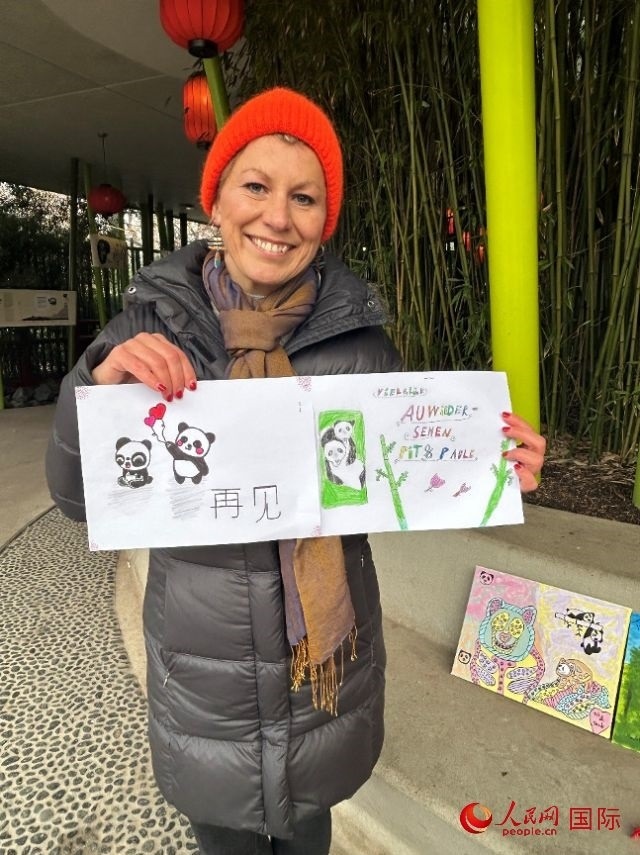桑德拉和德國(guó)小朋友們的作品。右圖寫著“祝福好運(yùn)，再見(jiàn) Pit和Paule（“夢(mèng)想”“夢(mèng)圓”的德語(yǔ)名字）”。人民網(wǎng)記者 徐馨攝