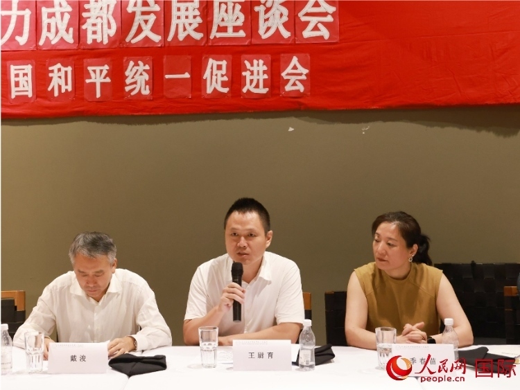 中國駐里約總領(lǐng)館副總領(lǐng)事王尉育（中）在座談會中致辭。人民網(wǎng)記者 陳海琪攝