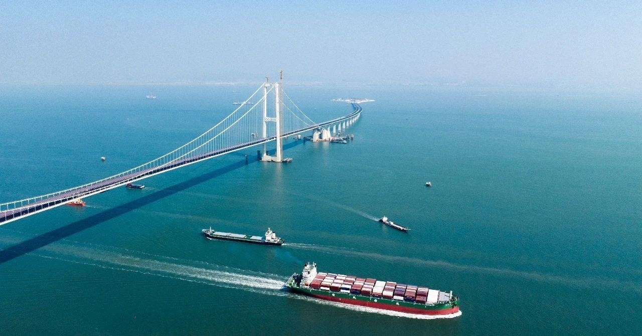 △2023年11月28日，國(guó)家重大工程深中通道海底沉管隧道貫通。